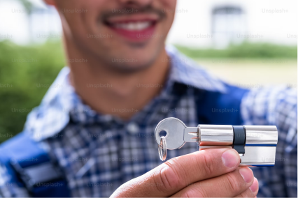 image d'un ouvrier abram's père et fils qui insère un cylindre européen dans une serrure
