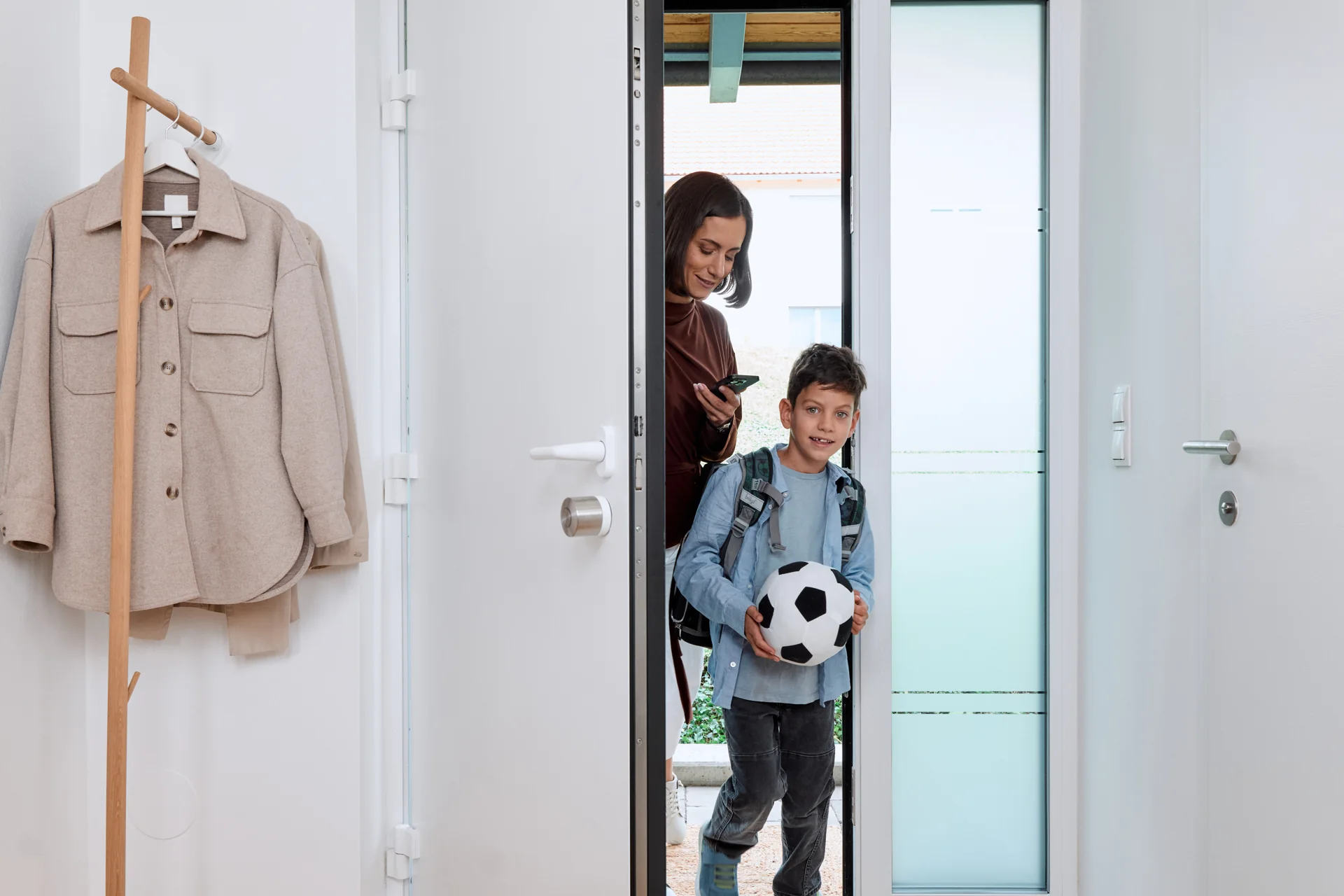 nuki-serrure-connectee-installation-paris Serrure Nuki Ultra côté intérieur d’une porte, utilisée au quotidien par une famille